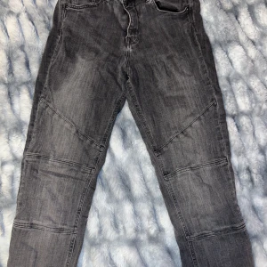 Jeans - Skinny ankle jeans från Hm som jag fått men aldrig använt pga inte min still. Dom har även dragkedja nere på benet.
