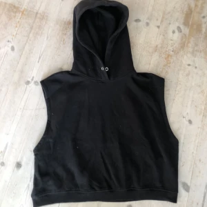 Hoddie utan armar  - En svart tjocktröja utan armar från lager 157. Säljer för att jag inte använder längre. Den är i bra skick och har storleken L/XL men den är inte jätte stor. Hoppas någon annan skulle vilja ha den. 💗