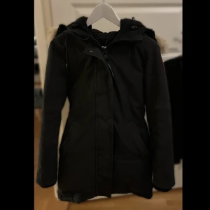 Canada goose jacka  - Säljer min canada goose jacka då den blivit för liten för mig. Storlek XXS, mudden på ena armen har gått upp lite, ni kan se på bild 3, annars i väldigt bra skick