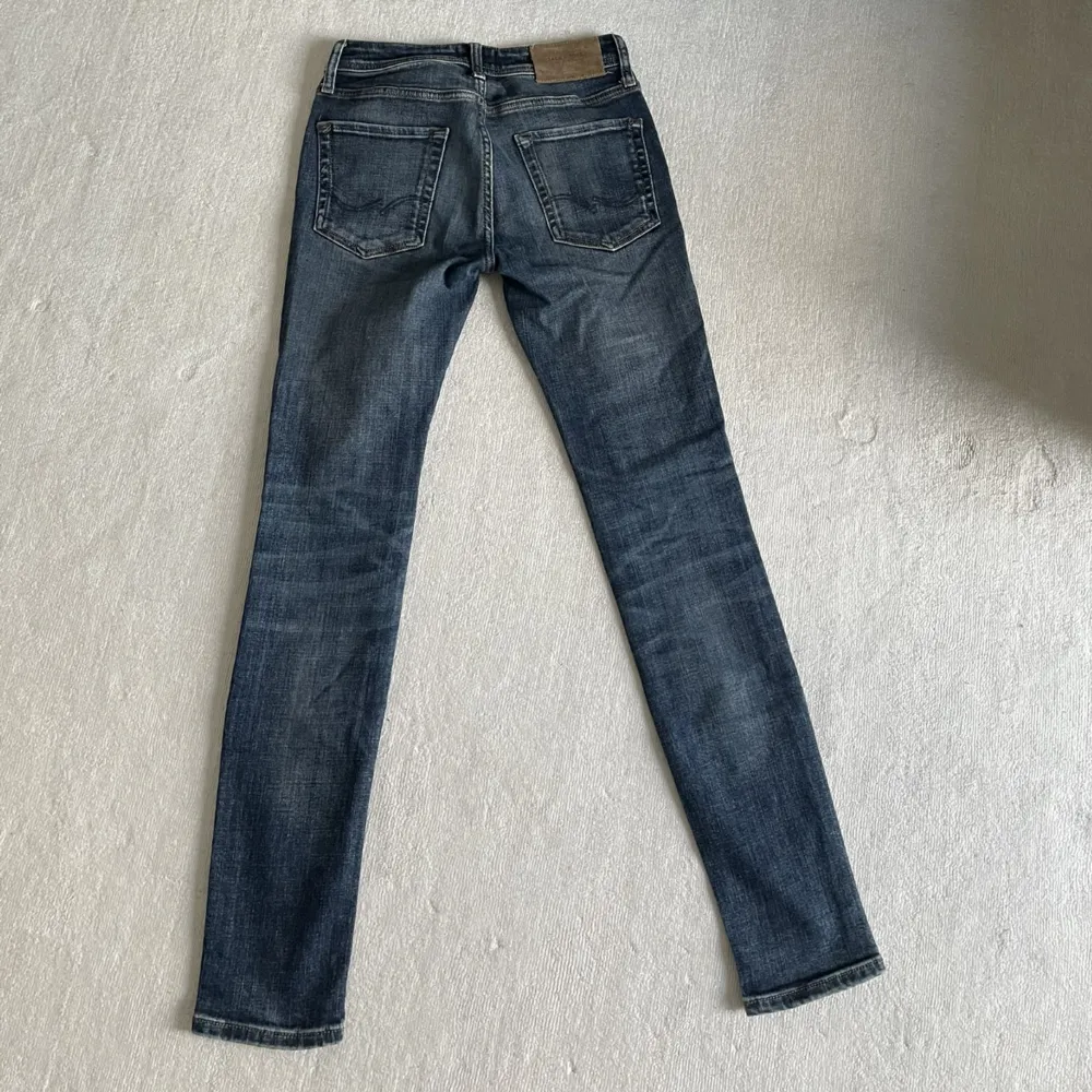 Säljer nu dessa feta Jack & Jones jeans i galet snygg tvätt i modellen Liam. Storlek 28/32. Väldigt bra skick. Jeans & Byxor.