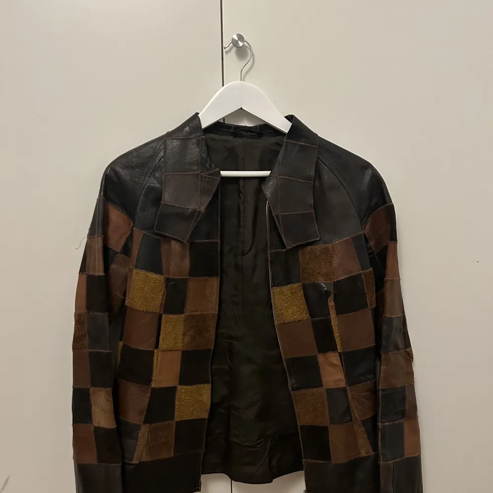 Säljer min supersnygga skinnjacka då den tyvärr är för liten. Står ingen storlek eller märke i jackan men skulle säga att den passar storlek S och XS. Köpt vintage, men aldrig använd av mig. Fint skick! 🌟. Takit.