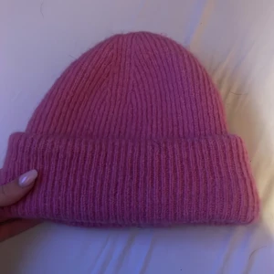Super skön mössa! - Säljer denna super fina rosa mössa köpt på Zara! Super fint skick!