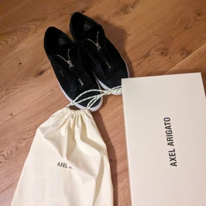 Axel Arigato  - Säljer fina Axel Arigato påse och låda följer med