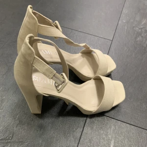 Klackar - Säljer dessa klackar i storlek 37, de är aldrig använda endast provade💕