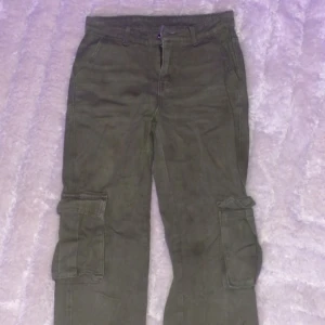 Cargobyxor - Säljer dessa superfina olivfärgade cargobyxorna. Inte riktigt min stil längre och därav säljer jag de. Perfekt passform & riktigt fin längd