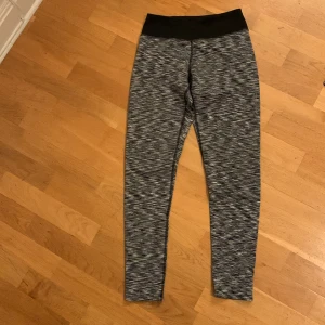 Träningstights - Gråmelerade tights från Soc. Använda men har mycket kvar att ge!