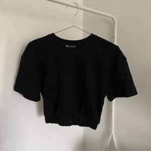 En svart croppad T-shirt från Zara. Storlek S. 