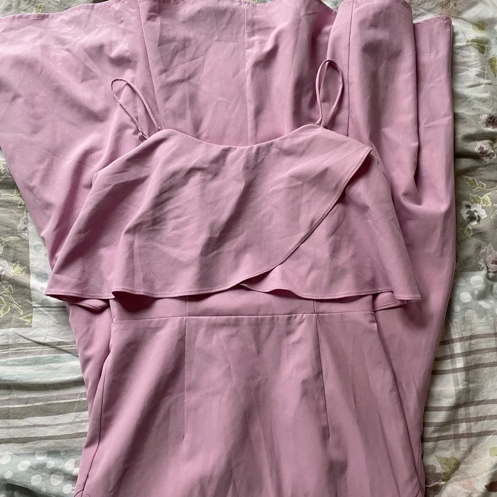 Superfin balklänning i rosa/lila 💕I nyskick utan defekter. Köpt på Zalando av märket Jarlo för 1500kr. Storleken är 36. . Klänningar.