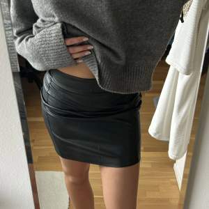 Jätte fin skinn kjol. Köpt på Plick så vet inte vilket märke det är. 