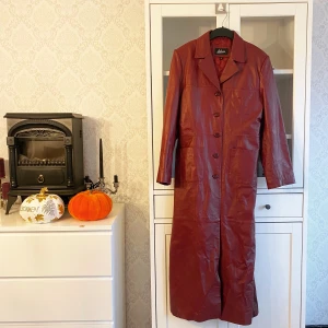 Kappa äkta läder  - Vintage vinröd kappa i skinn