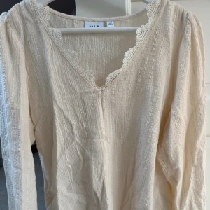 blus  - jättefin blus från vila, strl L men det måste vara feltryckt för den är som en xs/s, jättefint skick 💞