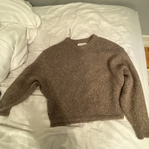 Stickad tröja  - Mysig och snygg stickad tröja med slits vid höfterna🩷så fin färg och den är perfekt till hösten och vintern🩷