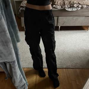 Svarta lowwaist cargos, har andvänt dem runt 6-7 gånger och säljer eftersom jag inte andvänder dem mer! Dem har bra passform.