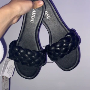 Tofflor  - Helt nya prislappen frf på. Säljer för 100 kr. Storlek 41