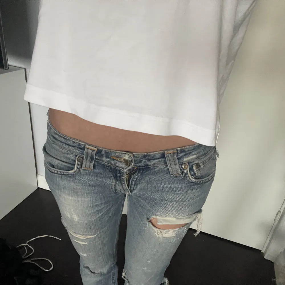 Skitsnygga jeans som tyvärr blivit för små för mig❤️‍🔥❤️‍🔥finns defekter på baksidan, skriv för bilder . Jeans & Byxor.