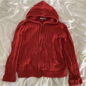 Säljer den här röda stickade zip up hoodien för 150kr+frakt. Storlek m passar s också. 