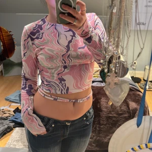 Långärmad  - Gullig topp med snören man knyter runt midjan.😋