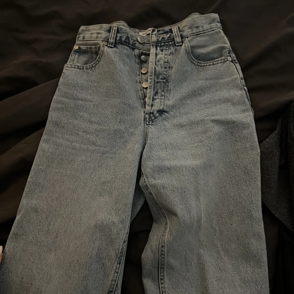 Säljer ett par jeans från Pull&bear. Säljer pga av de har blivit för små. Skicka för fler bilder.💗. Jeans & Byxor.