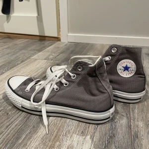 Gråa converse  - Säljer mina gråa converse som knappt är använda. Storlek 36!🩷