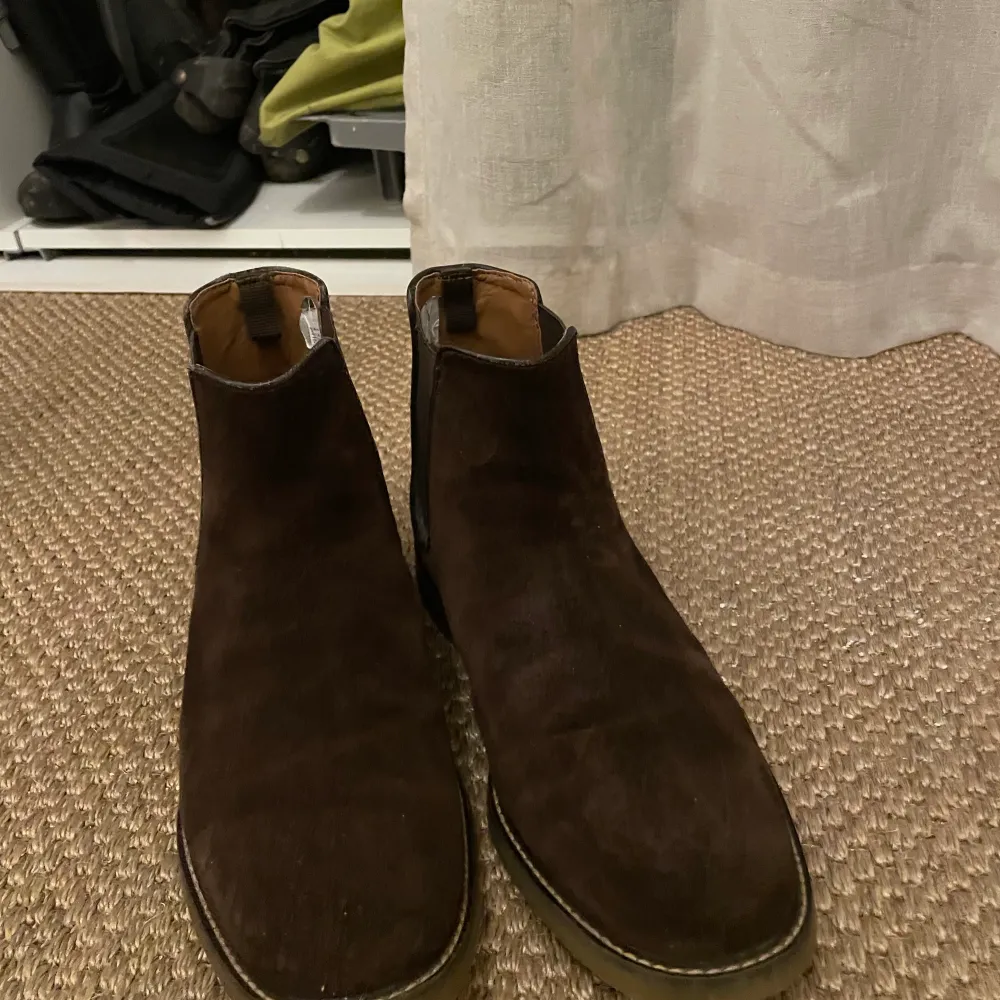 Jaxen Chelsea boots Clarks. Använt bara 2-3 månader. Jag säljer för att jag köpte fel storlek (45). Kengät.