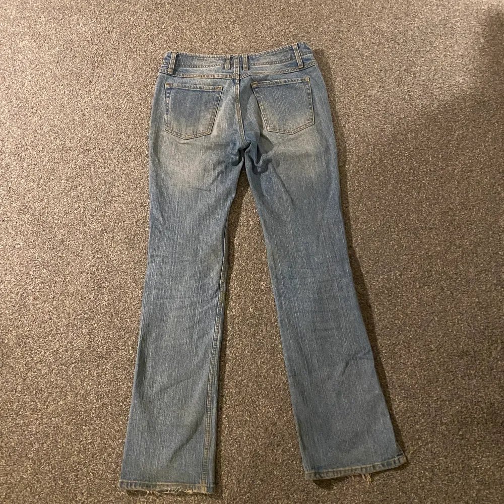 Såå snygga jeans från Brandy Melville, i modellen Brielle 90’s. Köpta för cirka 450. Midjemått: 37 tvärs över, Innerbenslängd: 80cm. Har en liten defekt, som dock inte syns alls mycket men skriv för bild. 🙌Tror inte heller att dessa säljs längre🫶. Jeans & Byxor.