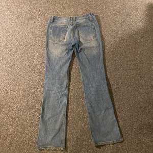 Såå snygga jeans från Brandy Melville, i modellen Brielle 90’s. Köpta för cirka 450. Midjemått: 37 tvärs över, Innerbenslängd: 80cm. Har en liten defekt, som dock inte syns alls mycket men skriv för bild. 🙌Tror inte heller att dessa säljs längre🫶