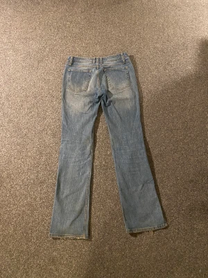 Brandy Jeans - Såå snygga jeans från Brandy Melville, i modellen Brielle 90’s. Köpta för cirka 450. Midjemått: 37 tvärs över, Innerbenslängd: 80cm. Har en liten defekt, som dock inte syns alls mycket men skriv för bild. 🙌Tror inte heller att dessa säljs längre🫶