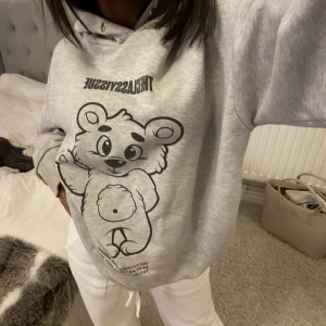 Grå hoodie  - Min älsklings hoodie som nu ska få ett nytt hem, älskar dennas köparen står för frakt 📦 