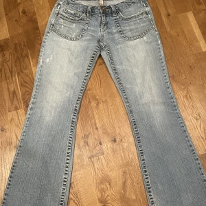 Lågmidjade ljusblåa jeans - Svinsnygga lågmidjade bootcutjeans i ljusblå tvätt. Strl 7/8 regular uppskattas som en S/M. Midjemått: 85 cm innerbenslängd: 79 cm💓Lite slitna längst ner, se sista bilden. Många intresserade så har startat budgivning 💓