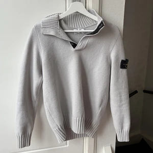 Stone island tröja - Stickad Stone island tröja. Storlek L men är krympt till en M. 