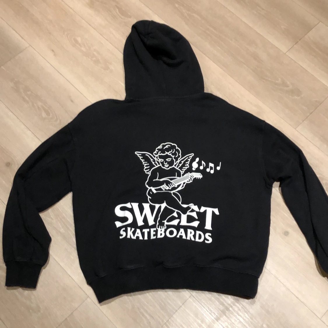 Svart hoodie med tryck - 90