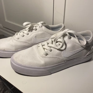 Nike SB - helvita - Nike SB i helvit, använda ett fåtal ggr. Stl 40