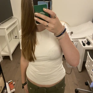 T-shirt med detaljer - Säljer min super fina t-shirt med detaljer på ärmarna ifrån zara. Den är knappt använd och i bra skick. Super skön och mysig topp🫶