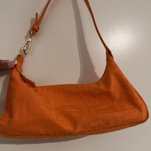 Väska  - Orange mönstrad väska från mango, i gott skick.  Har använts några gånger 