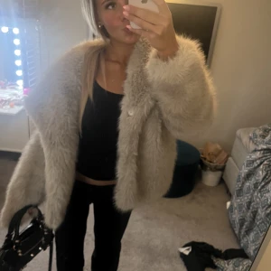 Zara päls - Köpte men pngrade mig så helt ny! Slutsåld överallt, strl S har lappen kvar. Nypris 1295kr❤️