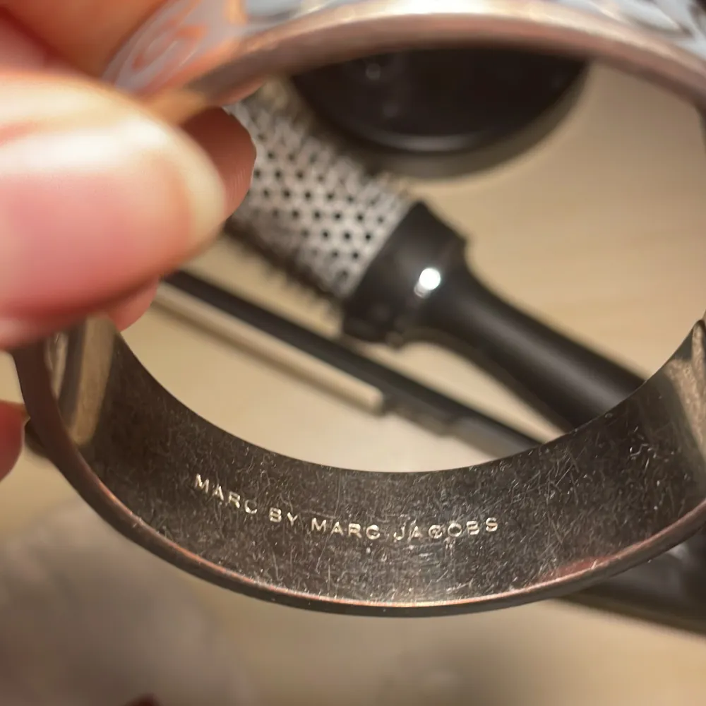 Säljer dessa super fina armbandet från Marc Jacobs, nypris runt 1500 säljer för 200. Accessoarer.