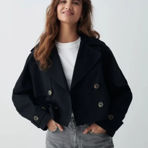 Trenchcoat short Gina tricot - BILD 1 lånad! Använd en gång, inga defekter eller fläckar. Lite oversized. 