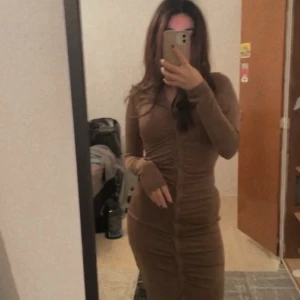 Gina tricot klänning - Jätte fint skick använd en gång som ny. Köpt för 499