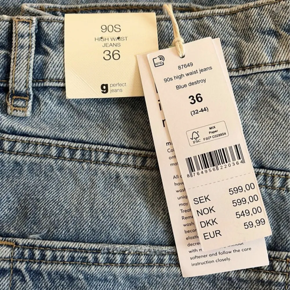 Oanvända jeans från Gina Tricot i strl 36, slutsålda på hemsidan. Nypris 600kr  Finns i Växjö 😊. Jeans & Byxor.