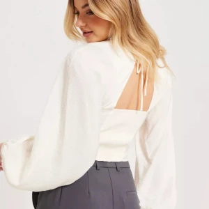 Oanvänd blus från Gina Tricot - Oanvänd ”Theresa blouse” från Gina Tricot i strl S med knytning vid nacken.   Nypris 399kr  Finns i Växjö 😊