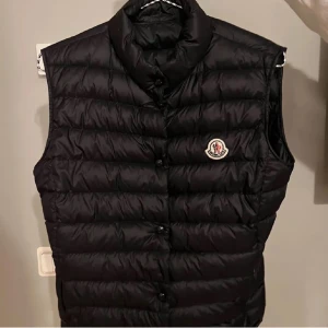 Moncler väst - säljer min fina äkta moncler väst som är i skick 9/10. den har fått en vattenfläck inuti därav skicket 9/10. hör av er vid frågor!