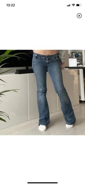 Säljer dessa jätte fina jeans i st 28-33 säljer dom då dom var för stora. Köpta här på plick (ej mina bilder) 