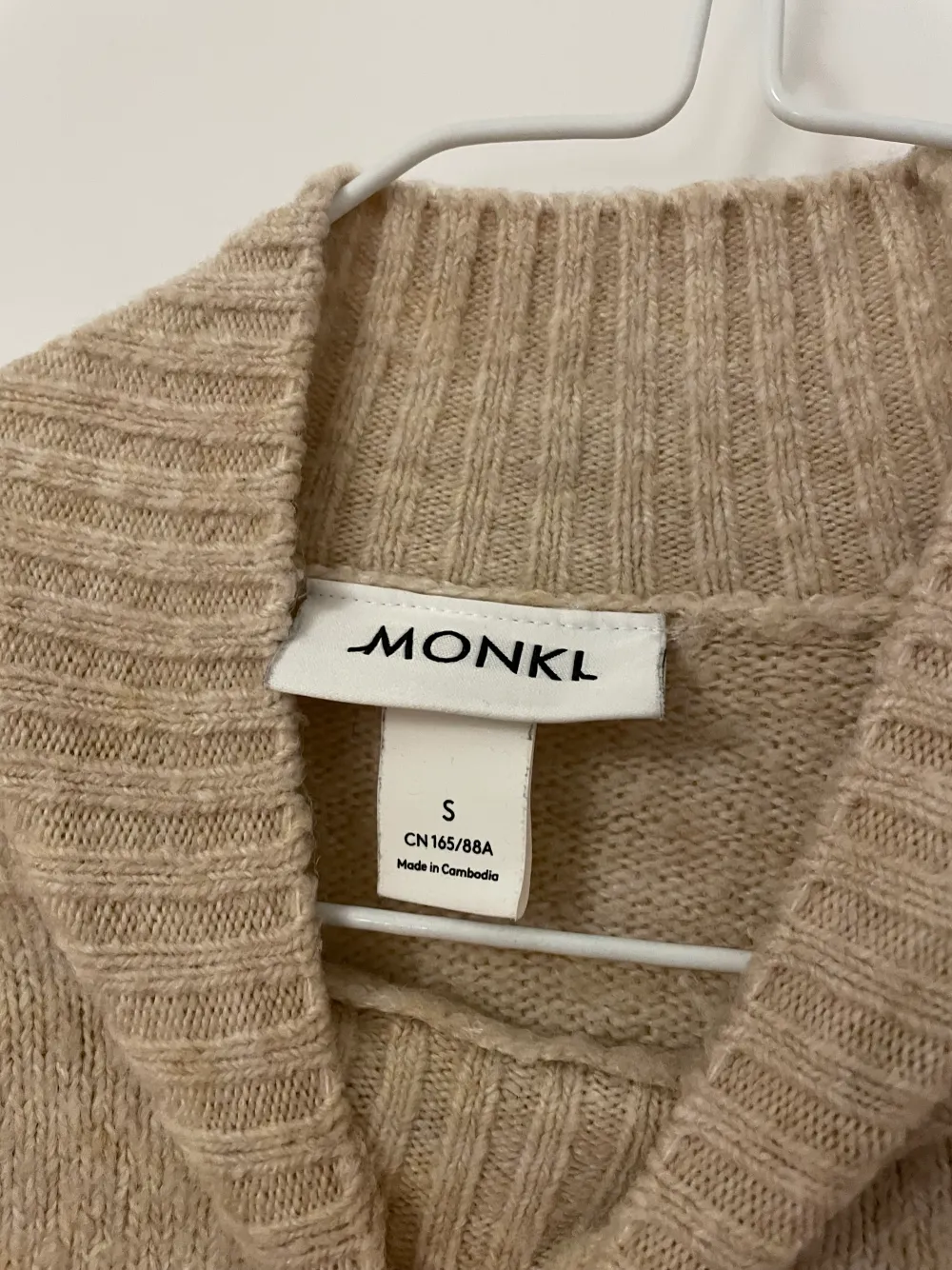 Stickad tröja från Monki i storlek S. Stickat.
