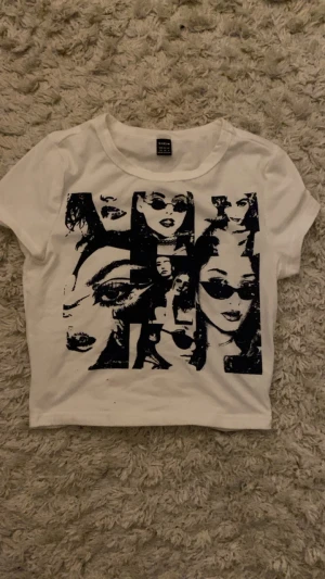 T-shirt  - Säljer denna tröjan från shein💘 jätte fin och skön🫶🏼 säljer för 20 ink frakt💗tröjan är i storlek Xs! 🫶🏼 BETALA VIA SWISH‼️ TRYCK EJ PÅ KÖP NU‼️