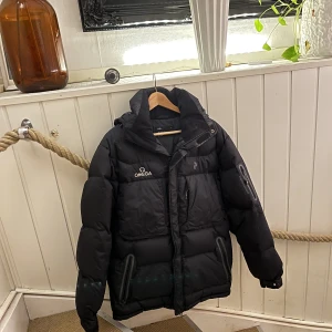 Peak performance  - Fin svart Peak performance jacka som är mycket sparsamt använd Storlek stor M men jag skulle säga mer L  Kom gärna och prova  