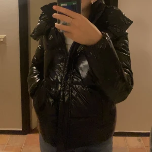 Calvin Klein jacka  - Säljer denna sjukt snygga Calvin Klein jackan som är perfekt nu till vintern, den är använd men i bra skick. Köptes för 2200kr och säljer för 1800kr💗 skriv privat vid intresse💗