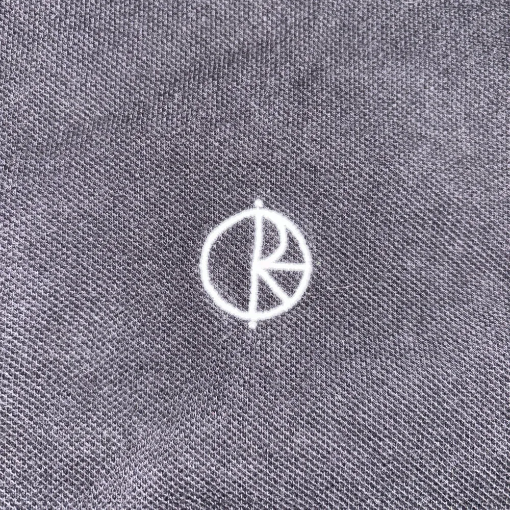 En svart Polar piké/polo tröja som jag köpte för 750kr runt hösten 2021. Säljer eftersom jag slutat skejta och den inte passar min stil längre. Den är i ett bra skick, bara lite gammal. Skulle rekommendera för den som vill skejta i drip. Storlek S!. T-shirts.