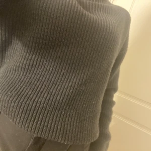 STICKAD TRÖJA😍🙏🏻 - säljer en jätte fin stickad tröja som ny! Aldrig använt, älskar materialet. Men kommer tyvär inte till användning🙏🏻