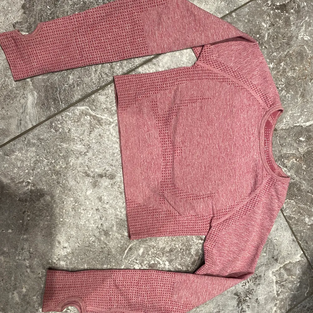 Säljer en rosa träningströja crop top i nyskick. Använd få gånger. Jättesöt och bekväm. Står storlek M men jag tycker det mer känns som S,XS. Kika gärna på mina andra annonser, säljer mycket:) Samfraktar gärna.. Toppar.