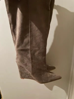 Snygga gråa boots - Jätte snygga boots som jag aldrig har använt pga att de var lite stora.  Storlek 38,5 /39. 
